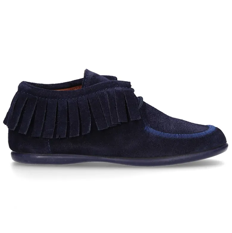Botita tipo Wallabee con cordones y FLECOS en serraje.