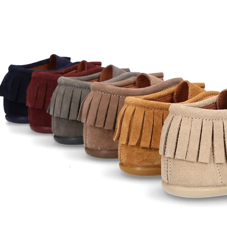 Botita tipo Wallabee con cordones y FLECOS en serraje.