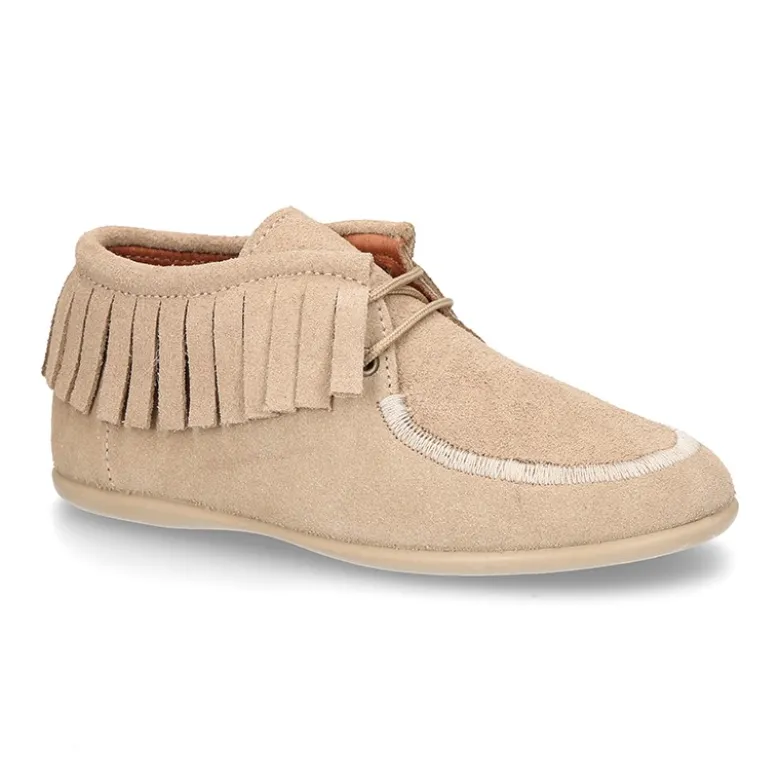 Botita tipo Wallabee con cordones y FLECOS en serraje.