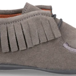 Botita tipo Wallabee con cordones y FLECOS en serraje.
