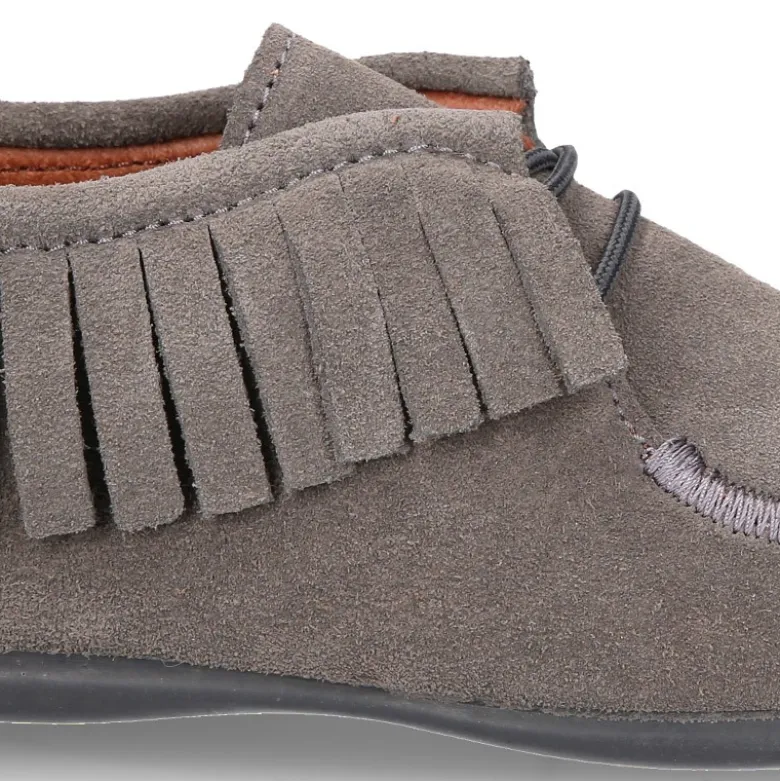 Botita tipo Wallabee con cordones y FLECOS en serraje.