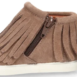 Botita tipo zapatilla niños con flecos en piel serraje.