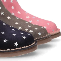 Botín con elástico y estampado de estrellas en piel serraje.