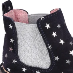 Botín con elástico y estampado de estrellas en piel serraje.