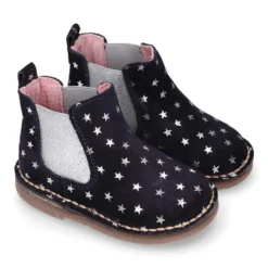 Botín con elástico y estampado de estrellas en piel serraje.