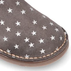 Botín con elástico y estampado de estrellas en piel serraje.