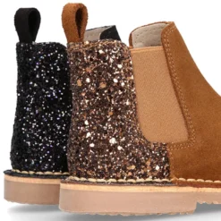 Botín niña con elástico y talonera en GLITTER en piel serraje.