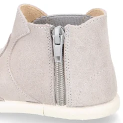 Botín niña tipo zapatilla con cremallera y elástico con CORAZÓN en piel serraje.