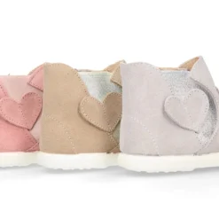 Botín niña tipo zapatilla con cremallera y elástico con CORAZÓN en piel serraje.