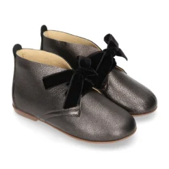Botín niña vestir con cordones de terciopelo en piel en color NEGRO METALIZADO.