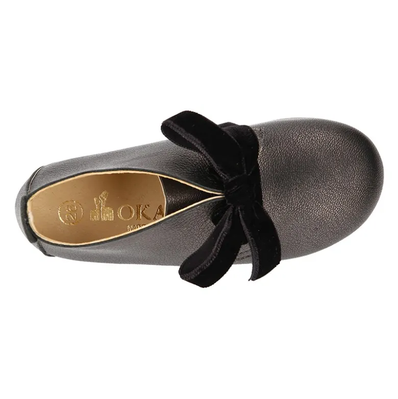 Botín niña vestir con cordones de terciopelo en piel en color NEGRO METALIZADO.