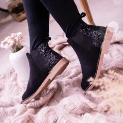 Botín niños con elástico y talonera GLITTER en piel serraje.