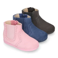Botín niños SÚPER FLEXIBLE con cremallera y elástico en piel serraje en colores dulces.