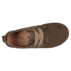 Botín tipo blucher con ondas y lazos en piel serraje.