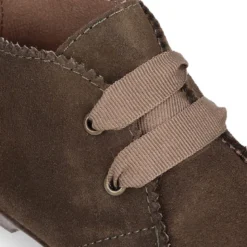 Botín tipo blucher con ondas y lazos en piel serraje.