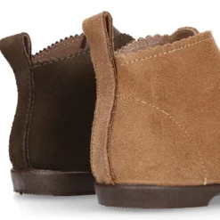 Botín tipo blucher con ondas y lazos en piel serraje.