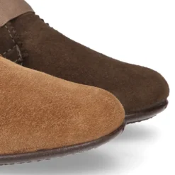 Botín tipo blucher con ondas y lazos en piel serraje.