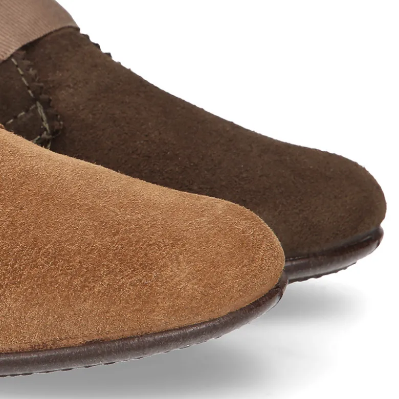 Botín tipo blucher con ondas y lazos en piel serraje.