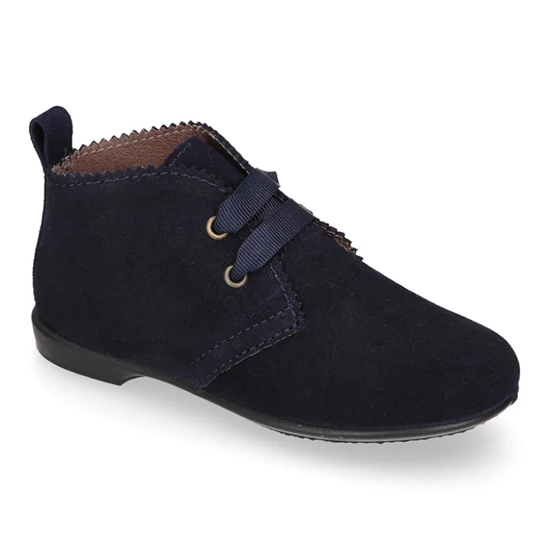 Botín tipo blucher con ondas y lazos en piel serraje.