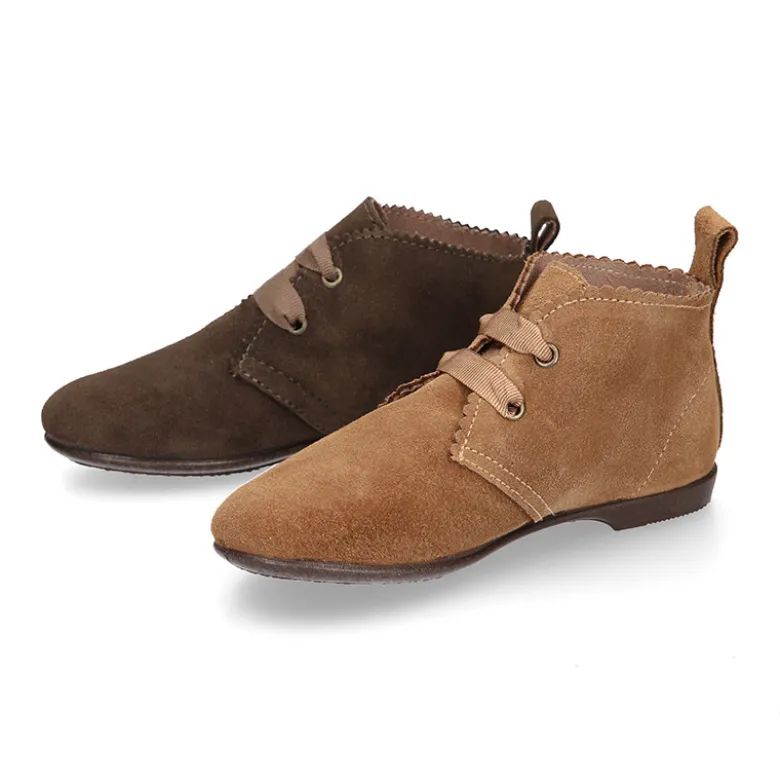 Botín tipo blucher con ondas y lazos en piel serraje.