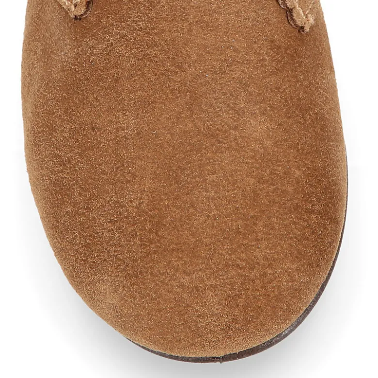 Botín tipo blucher con ondas y lazos en piel serraje.