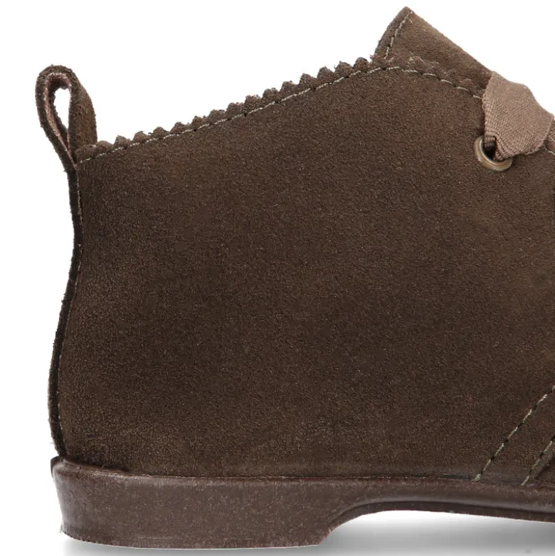 Botín tipo blucher con ondas y lazos en piel serraje.