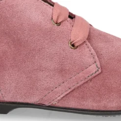 Botín tipo BLUCHER con picados y lazos en piel serraje.