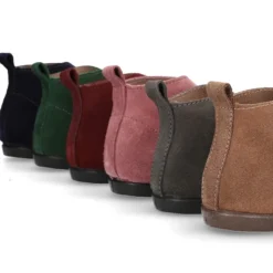 Botín tipo BLUCHER con picados y lazos en piel serraje.
