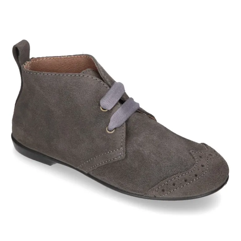 Botín tipo BLUCHER con picados y lazos en piel serraje.