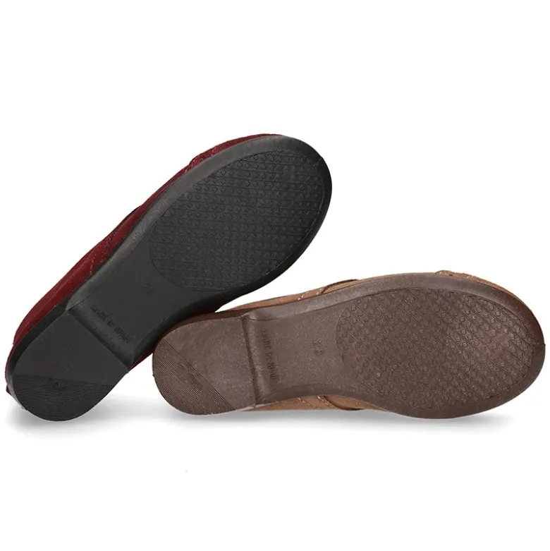 Botín tipo BLUCHER con picados y lazos en piel serraje.