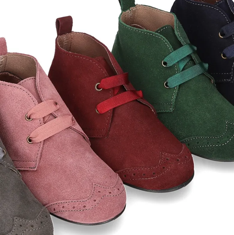 Botín tipo BLUCHER con picados y lazos en piel serraje.
