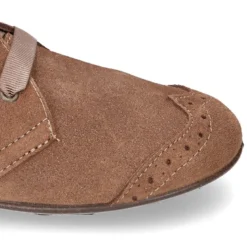 Botín tipo BLUCHER con picados y lazos en piel serraje.