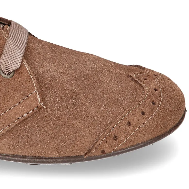 Botín tipo BLUCHER con picados y lazos en piel serraje.