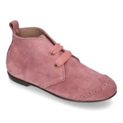 Botín tipo BLUCHER con picados y lazos en piel serraje.