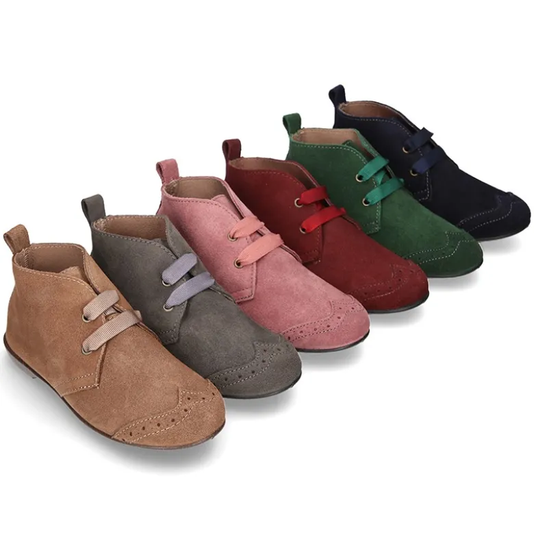 Botín tipo BLUCHER con picados y lazos en piel serraje.