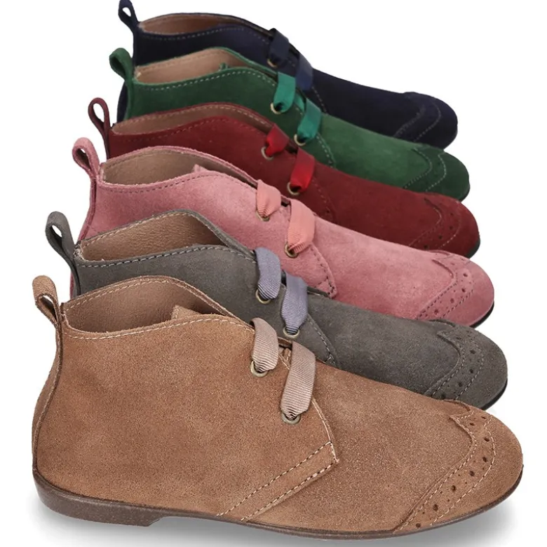 Botín tipo BLUCHER con picados y lazos en piel serraje.