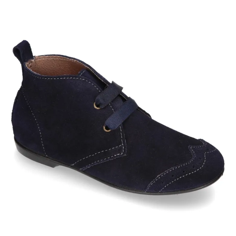 Botín tipo BLUCHER con picados y lazos en piel serraje.