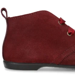 Botín tipo BLUCHER con picados y lazos en piel serraje.