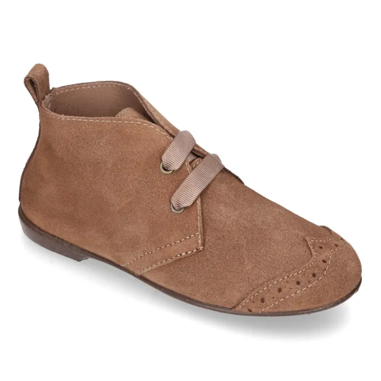 Botín tipo BLUCHER con picados y lazos en piel serraje.