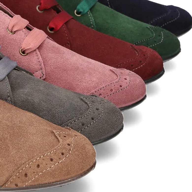 Botín tipo BLUCHER con picados y lazos en piel serraje.