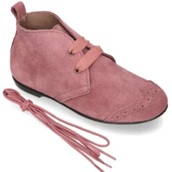 Botín tipo BLUCHER con picados y lazos en piel serraje.