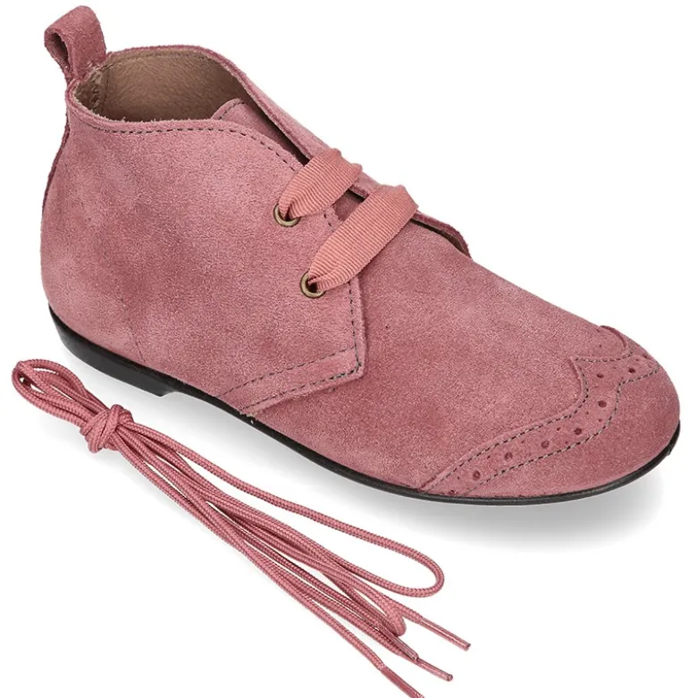 Botín tipo BLUCHER con picados y lazos en piel serraje.