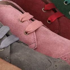 Botín tipo BLUCHER con picados y lazos en piel serraje.