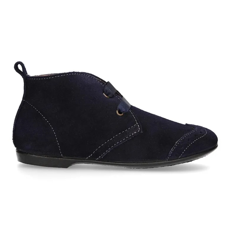 Botín tipo BLUCHER con picados y lazos en piel serraje.