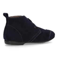 Botín tipo BLUCHER con picados y lazos en piel serraje.