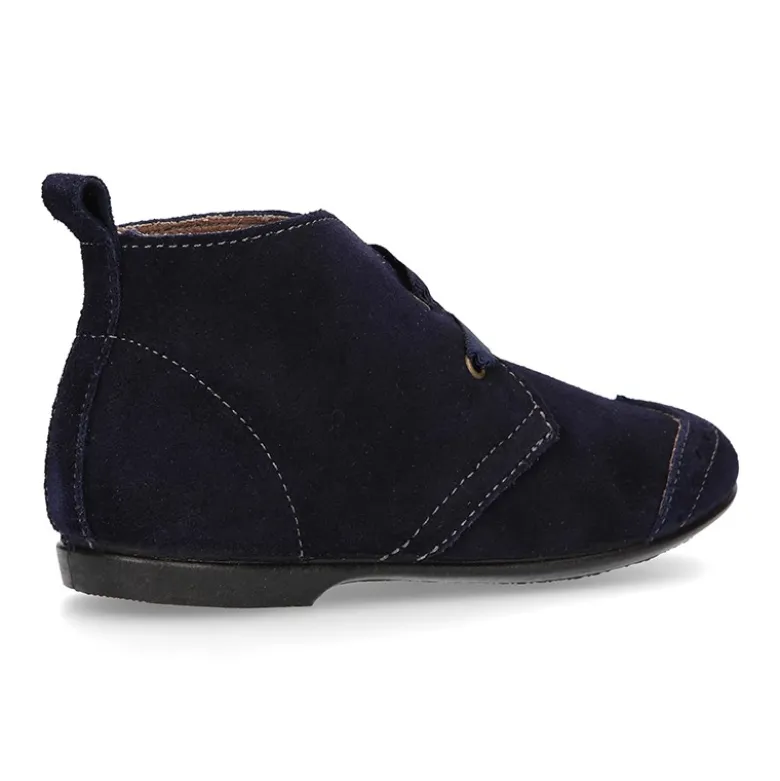 Botín tipo BLUCHER con picados y lazos en piel serraje.
