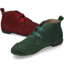 Botín tipo BLUCHER con picados y lazos en piel serraje.