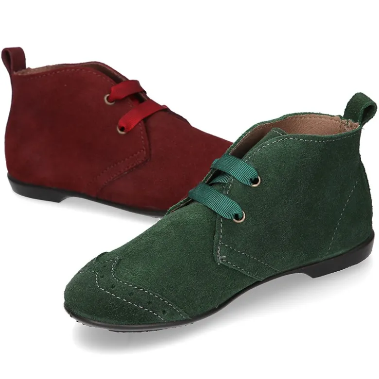 Botín tipo BLUCHER con picados y lazos en piel serraje.