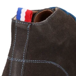 Botín tipo blucher para vestir con cordones, suela y cosidos a contraste en serraje.