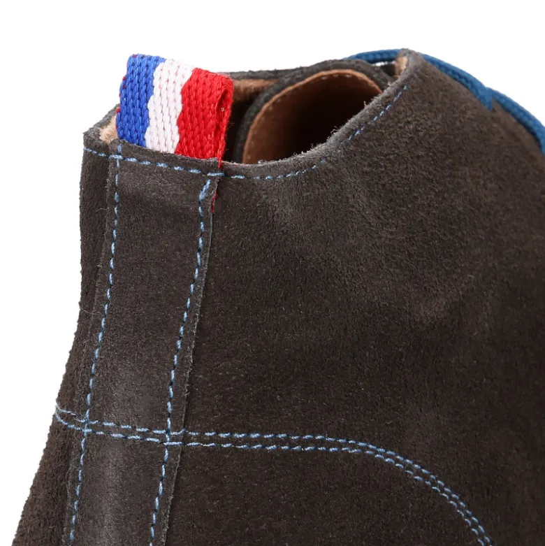 Botín tipo blucher para vestir con cordones, suela y cosidos a contraste en serraje.